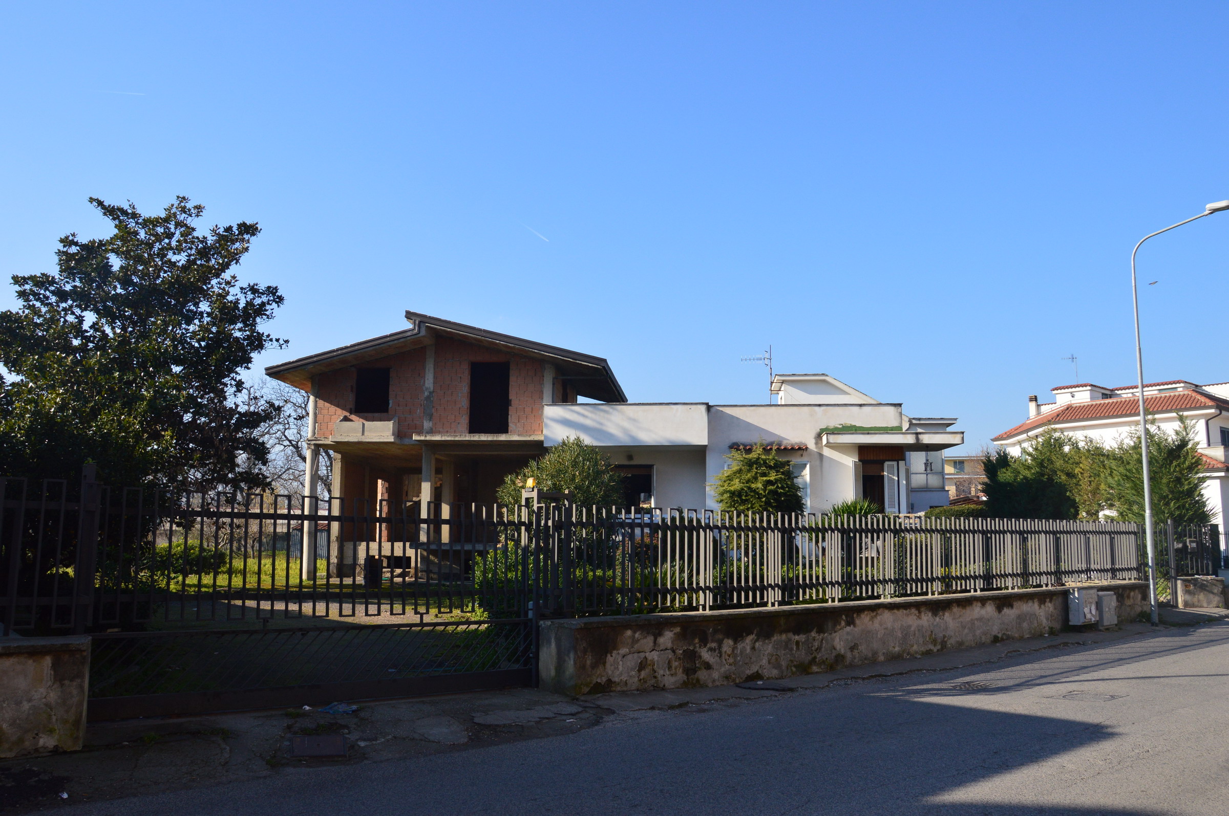 Proprietà Indipendente, 2 abitazioni con 5000 mq di giardino.